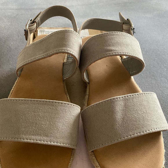 Sandals color grey/cream size 8 1/2 in excellent condition inside very clean - Picture 2 of 4